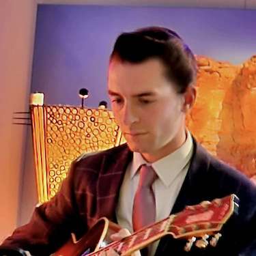 Aaron Entresz, Guitar